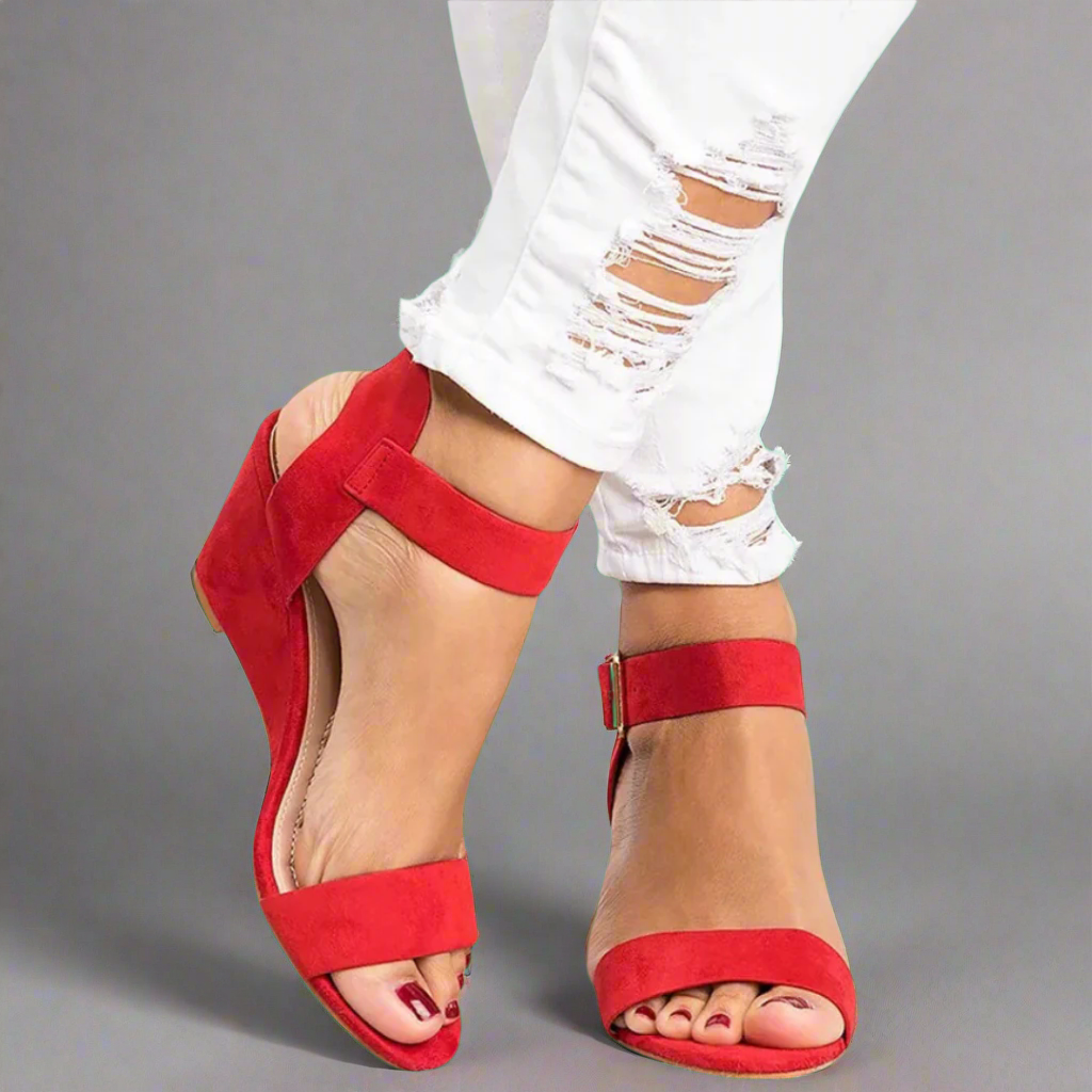 Eleganckie sandały na koturnie – komfort i styl na lato