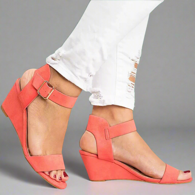 Eleganckie sandały na koturnie – komfort i styl na lato