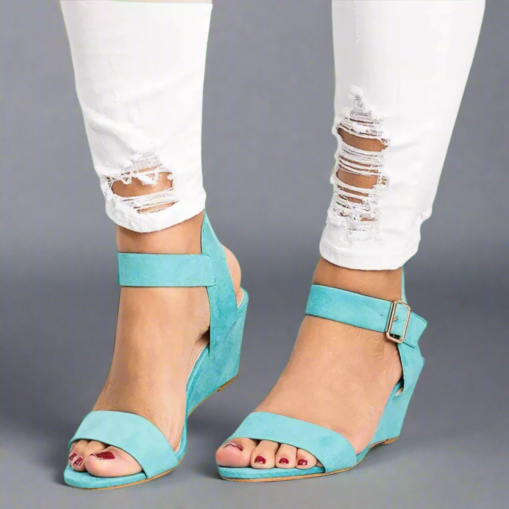 Eleganckie sandały na koturnie – komfort i styl na lato