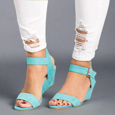 Eleganckie sandały na koturnie – komfort i styl na lato